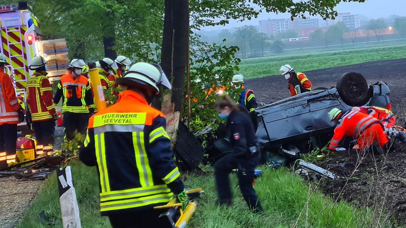 Ein Todesopfer forderte dieser schwere Verkehrsunfall am Vatertagmorgen auf der Seevetalstraße in Glüsingen. | Foto: Pressestelle Feuerwehr Seevetal