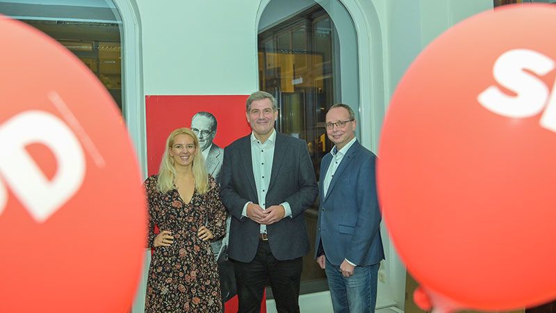Metin Hakverdi (Mitte), hier am Wahlabend mit dem Harburger SPD-Vorstand Ronja Schmager und Sören Schumacher vor dem Bild seines Vorgängers Herbert Wehner im SPD-Kreishaus. Er verteidigte sein Wahlkreismandat souverän. | Foto: Niels Kreller