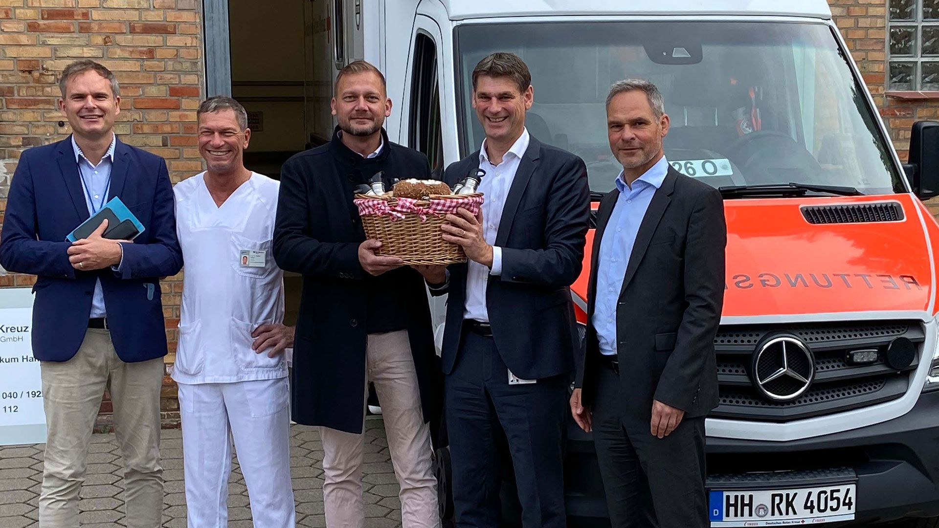 Mit Brot und Salz auf gute Zusammenarbeit: Torsten Weiner, (v. l.) Pflegedirektor BG Klinikum, Prof. Dr. Roland Thietje, stellvertretender Ärztlicher Direktor, Jan Reichert, Geschäftsführer DRK Ambulanzdienst Hamburg gGmbH, Dr. Harald Müller, Vorsitzender der Geschäftsführung, und Rolf Keppeler, Geschäftsführer BG Klinikum Hamburg, vor dem RTW 26 Otto an der neuen Rettungswache in Lohbrügge. | Foto: DRK Harburg