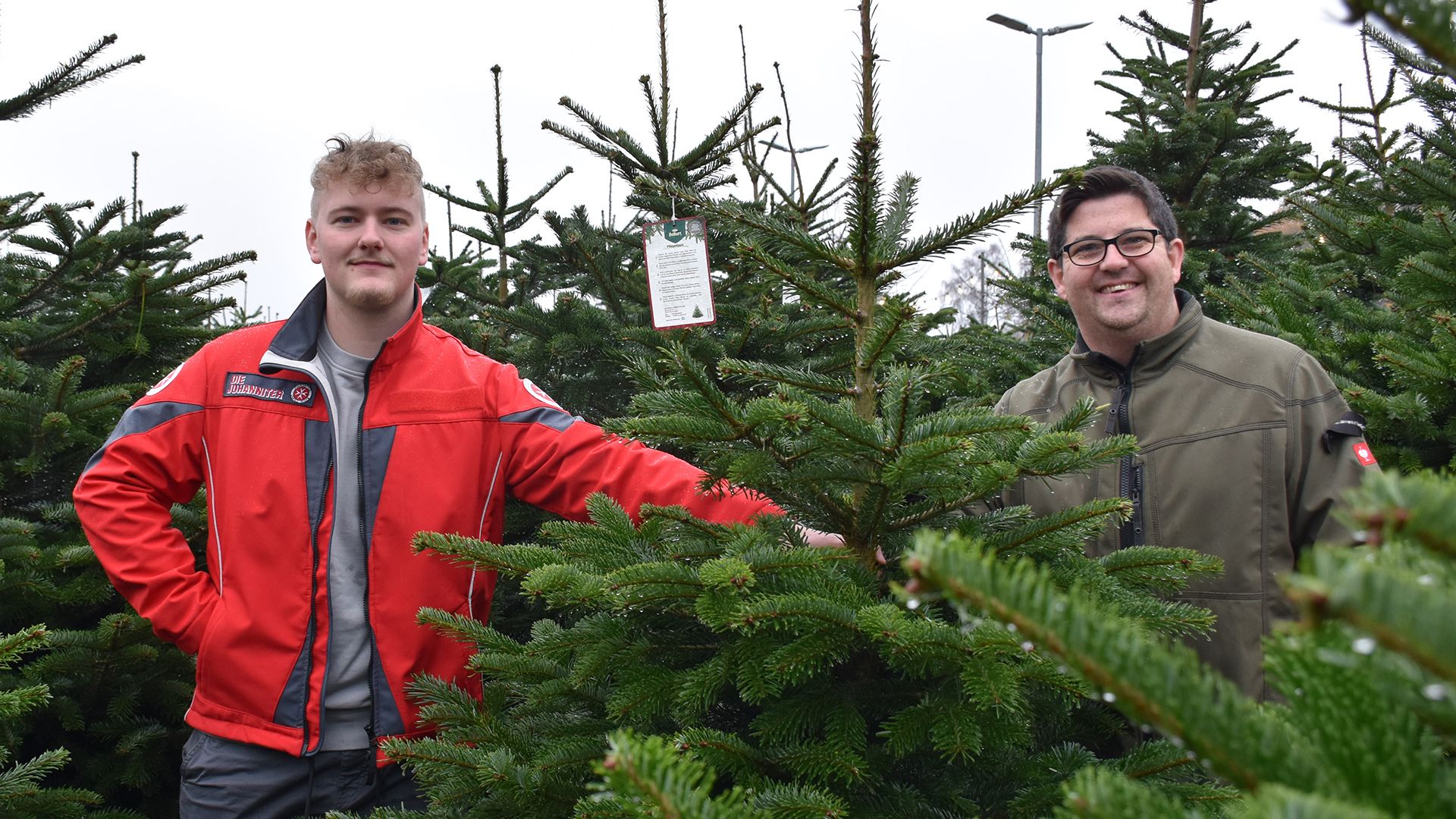 Nic Schneider (links) von den Johannitern holte die Weihnachtsbäume bei Arndt Oelkers vom Hof Oelkers in Wenzendirf ab. | Foto: Johanniter