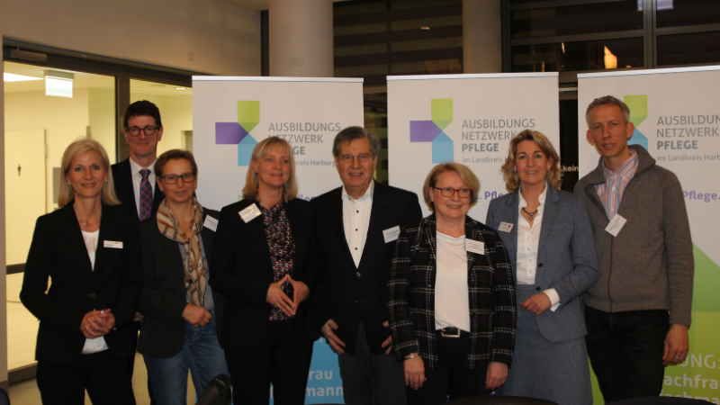 Sie hoben gemeinsam mit mehr als 100 Vertretern der Pflegebranche das „Ausbildungsnetzwerk Pflege“ aus der Taufe : Eva Husung (von links, Gesundheitsfachschule und Bildungszentrum Buchholz, Thomas Degen (Schulleiter BBS Winsen), Andrea Kowalewski (feffa e.V.), Annerose Tiedt (Bereichsleiterin Ordnung Landkreis Harburg), Norbert Böttcher (Geschäftsführer Krankenhaus Winsen und Buchholz gGmbH), Dr. Frauke Ilse, Martina Thorwardt (BBS Winsen) und Nikolaus Lemberg (Interessengemeinschaft Pflege). | Foto: ein