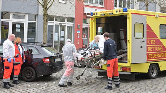 EIne Bewohnerin der Seniorenresidenz "Harburger Sand" wurde mit Verdacht auf Corona von Rettungskräften im Notarztwagen verlegt. | Foto: Niels Kreller
