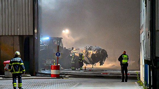 Ein Mitarbeiter half bei den Löscharbeiten indem er mit einem Radlader den brennenden Abfall ins Freie fuhr. | Foto: HamburgNews