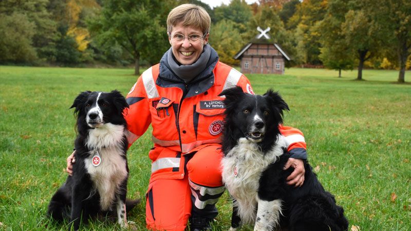 Anja Lütchens von der Johanniter-Rettungshundestaffel Salzhausen mit ihren beiden Rettungshunden Anouk (links) und Dups. | Foto: Johanniter