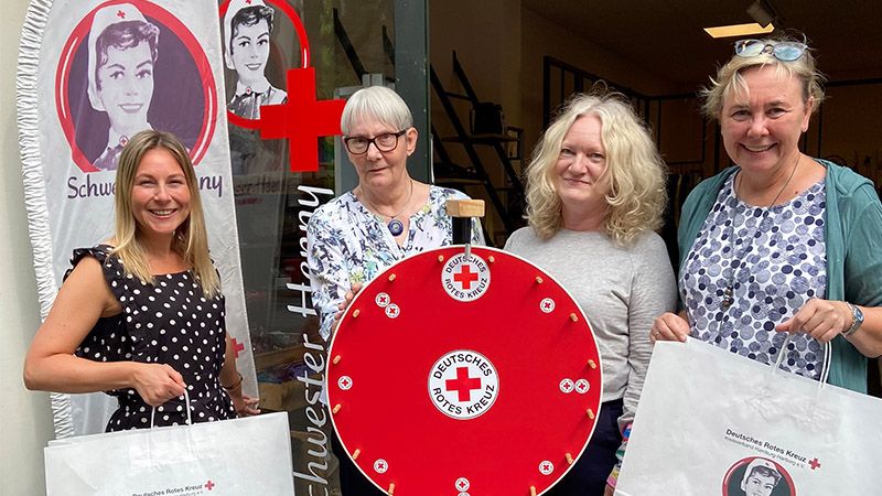 Das ehrenamtliche Team von „Schwester Henny“ um DRK-Koordinatorin Rosa Schlottau (v. l.) macht mit beim verkaufsoffenen Sonntag. | Foto: DRK Hamburg-Harburg