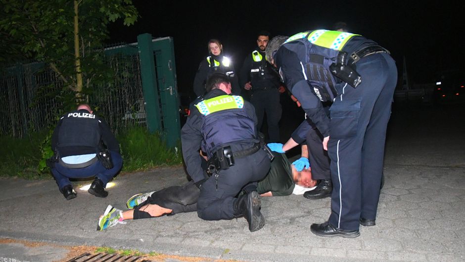 Nach intensiver Suche unter Zuhilfenahme eines Hubschraubers wurde der Tatverdächtige im Stremelkamp von der Polizei gestellt und festgenommen. | Foto: HamburgNews