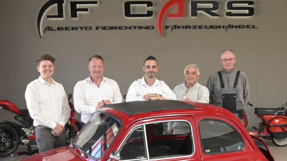 Neu im Team von AF-Cars: Fahrzeug-Aufbereiter Darek Wysiecki (rechts) mit Alberto (3.v.l.) und Rocco Fiorentino (4..v.l.) sowie Raimo Müller (2.v.l.) und Flavio Caffarelli.