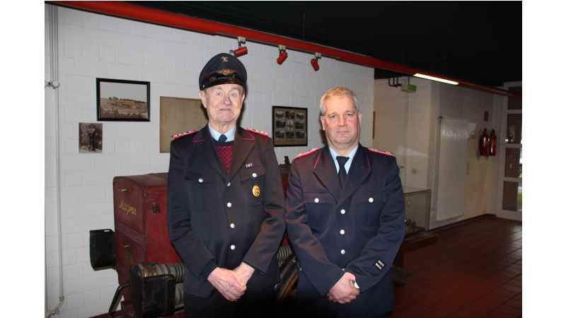 Tostedts Vize-Gemeindebrandmeister Oliver Zöller (rechts) ehrte Ekkehard Feist. |  Foto: ein
