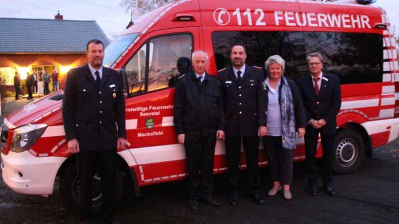 Über das neue Meckelfelder Feuerwehrfahrzeug freuen sich der stellvertretende Gemeindebrandmeister Andreas Brauel (von links), der stellvertretende Ortsbrandmeister Reinhard Heitkamp, Gemeindebrandmeister Rainer Wendt, Feuerschutzausschussvorsitzende Berit Rohte und Seevetals Verwaltungschef Dirk ter Horst. | Foto: ein