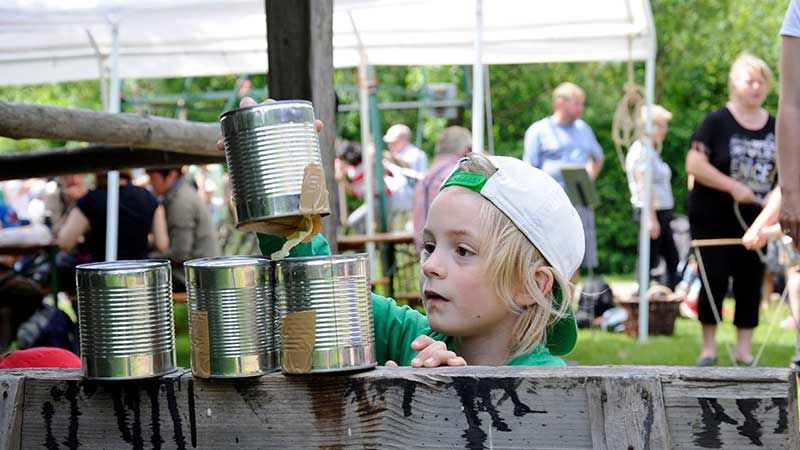 Dosenwerfen bei der Spielzeit im Freilichtmusem am Kiekeberg. | Foto: FLMK