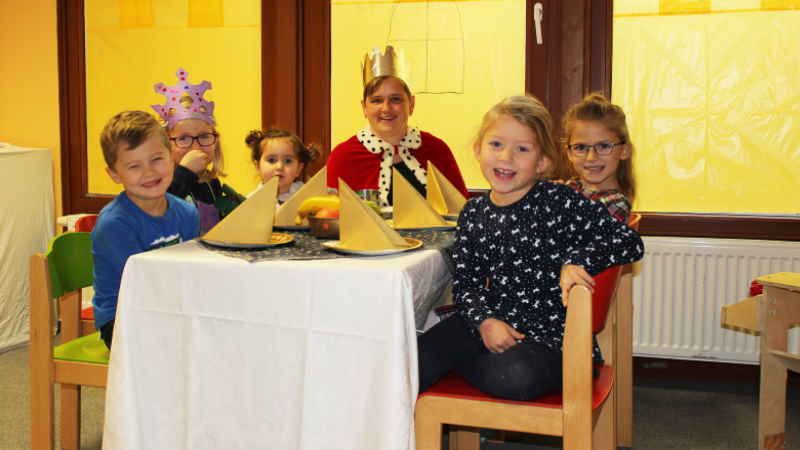 Es war einmal . . . in der DRK-Kita Pappelweg in Neu Wlmstorf. Die Kinder freuen sich sichtlich über das bunte Märchenprogramm. | Foto: ein
