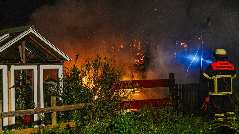 Die Feuerwehr hatte aufgrund enger Wege Schwierigkeiten am Brandort zu löschen. | Foto: HamburgNews