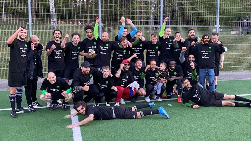 Nach dem Abpfiff feiernde die HNT-Mannschaft den Aufstieg. | Foto: HNT