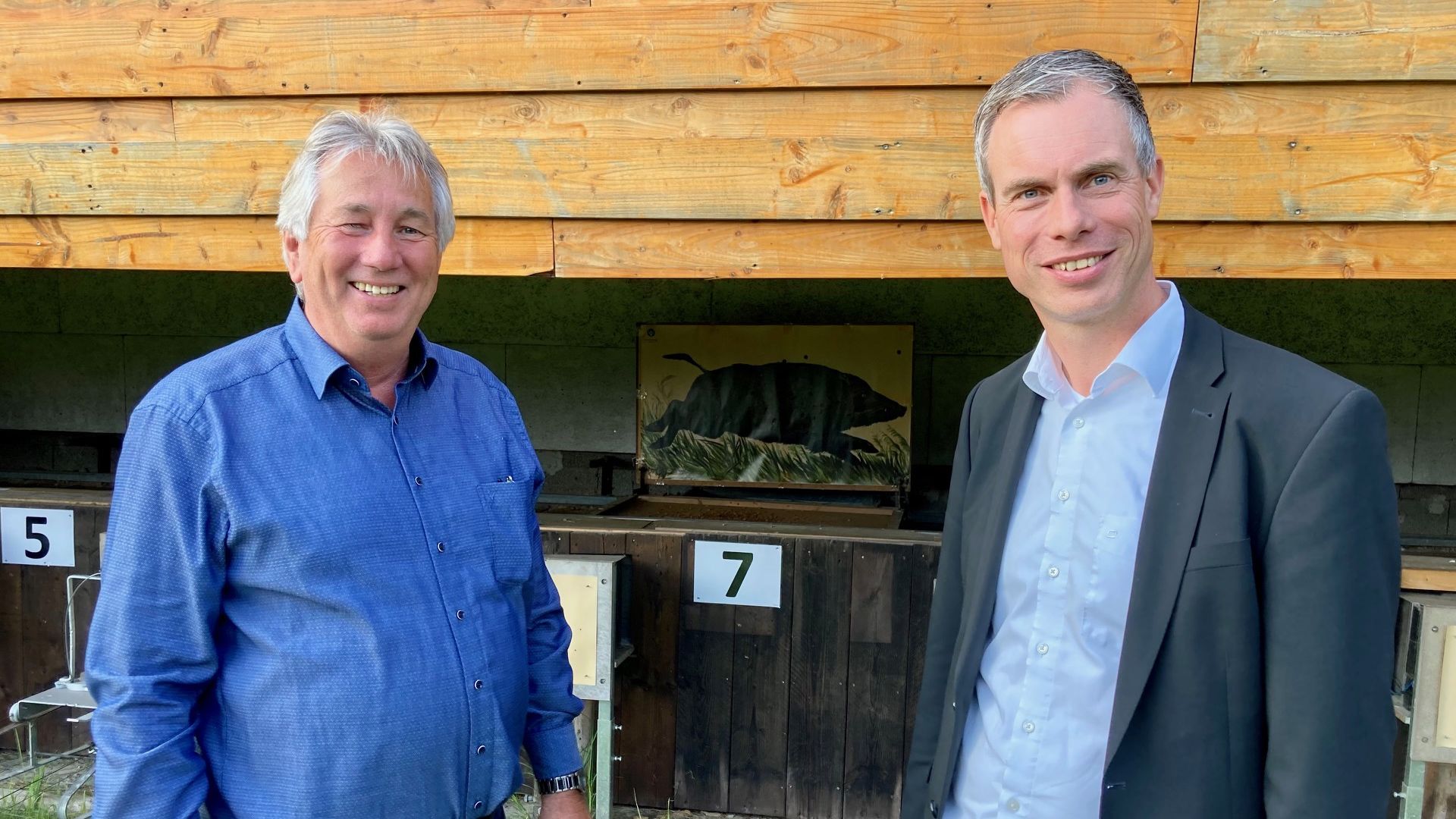 Freuen sich über die gelungene Aktion: Volksbank-Regionalleiter Jan Klintworth (rechts) und Helwig Schwartau, Erster Vorsitzender des SV Neuenfelde. | Foto: ein