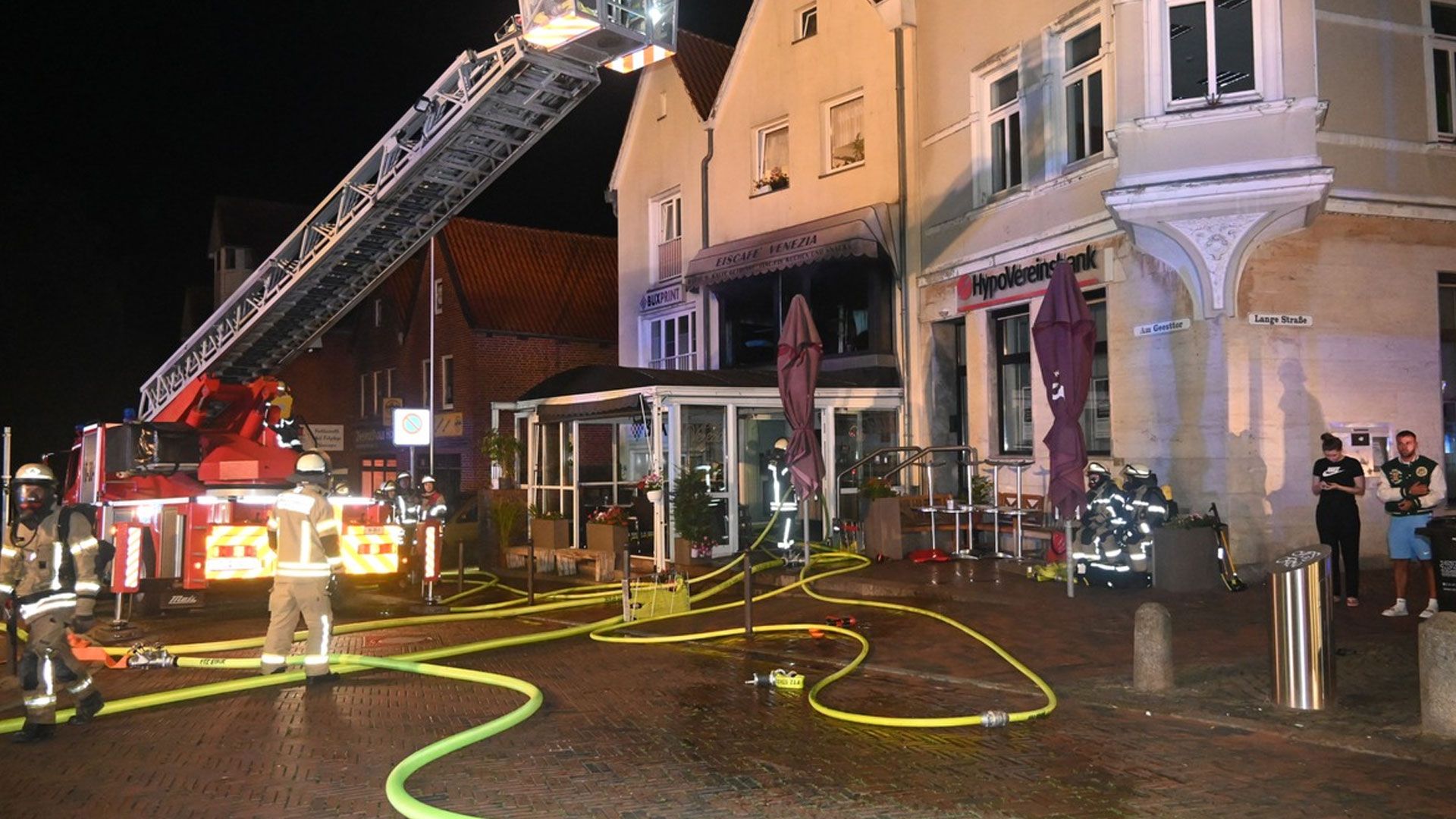 Rund 300.000 Schaden richtete das Feuer in dem Wohnhaus und der Eisdiele an. | Foto: Polizei