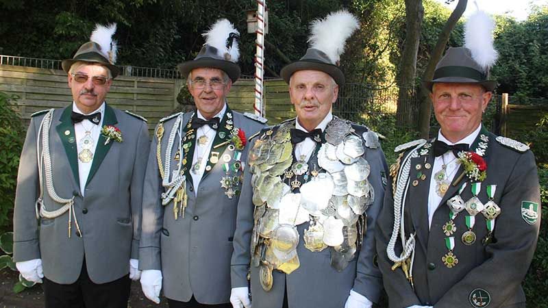 Benno Struss wird in seinem Königsjahr begleitet von  Hans Brandt von links, Georg Ritter, Benno Struss sowie Hans-Georg Wente. | Foto: ein