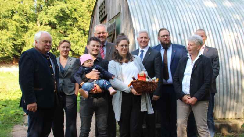 Begrüßung des 13.000. Mitglieds: Im Vordergrund Sascha und Tanja Hens aus Neugraben mit Tochter Greta. 13.000. Hinten: Heiner Schönecke (von links) Vorstandsvorsitzender des Fördervereins des Freilichtmuseums am Kiekeberg e. V., Carina Meyer, Kaufmännische Geschäftsführerin der Stiftung Freilichtmuseum am Kiekeberg Björn Thümler, Minister für Wissenschaft und Kultur in Niedersachsen, Landrat Rainer Rempe, Stefan Zimmermann, Museumsdirektor der Stiftung Freilichtmuseum am Kiekeberg, Rita Strauch, stellvertretende Vorstandsvorsitzende des Fördervereins des Freilichtmuseums am Kiekeberg e. V., und Maximilian Leroux, stellvertretender Stiftungsratsvorsitzender der Stiftung Freilichtmuseum. | Foto: ein