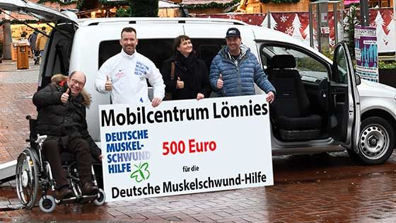 André Lönnies vom Mobilcentrum Lönnies aus Marxen (rechts im Bild) übergibt die Spende an Dirk Rosenkranz (links, Vorsitzender der Deutschen Muskelschwund-Hilfe), Andreas Kaiser (2. Vors. HAA Muskelschwund e.V.) und Jessica Rosenkranz. | Foto: NIels Kreller [M]