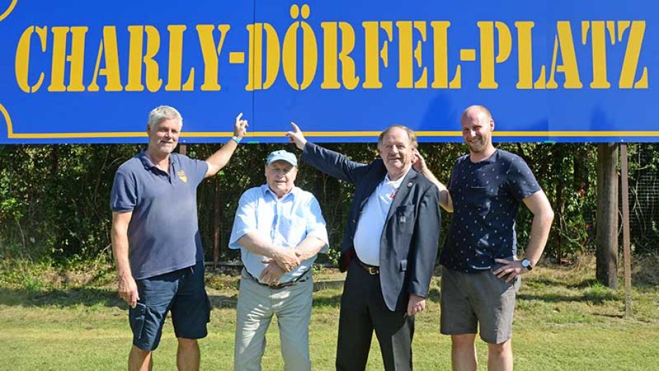 Charly Dörfel, HSV Legende, erhält sein Fußballer Denkmal. Viktoria Harburg benannte den Fußballplatz für den Charly Dörfel bei den Alten Herren die Stadtmeisterschaft holte nach dem ehemaligen Spieler. Die Umbennennug erfolgt kurz vor seinem 80. V.li. Michael Krivohlavek (1. Vorsitzender FC Viktoria Harburg), Charly Dörfel, HFV-Präsident Dirk Fischer und Sven Altstädt (2. Vorsitzender Viktoria Harburg) vor der Namenstafel. | Foto: André Lenthe Fotografie