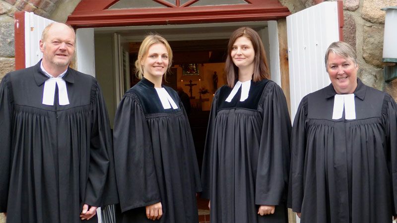 Superintendent Dirk Jäger (von links), Pastorin Christina Wolf, Pastorin Anja-Désirée Lipponer und Pastorin Martina Wüstefeld vor der Hittfelder Mauritiuskirche. | Foto: Carsten Weede