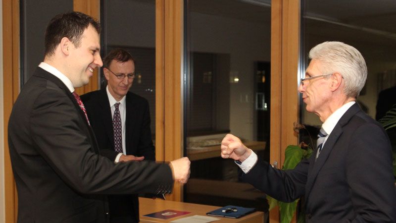 Landrat Rainer Rempe (rechts) verpflichtet Bodo Schoel als neuen Bezirksschornsteinfeger für Bereiche von Neu Wulmstorf und Hollenstedt. | Foto: Landkreis Harburg