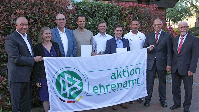 Die Geehrten und die Gratulanten: Frank Dohnke (von links, Vorsitzender des NFV Kreis Harburg), Kim-Jana Trenkner (Kreisschiedsrichter-Obfrau im NFV Kreis Harburg), Mario Leder (1. stellv. Vorsitzender des NFV Kreis Harburg), Marvin Schories, Ole Ober, Lennart Bünz, Jörg Kissel, Mario Reisin (Ehrenamtsbeauftragter des NFV Kreis Harburg) und Jürgen Miltzlaff (2. stellv. Vorsitzender des NFV Kreis Harburg). | Foto: Yannik Brunke