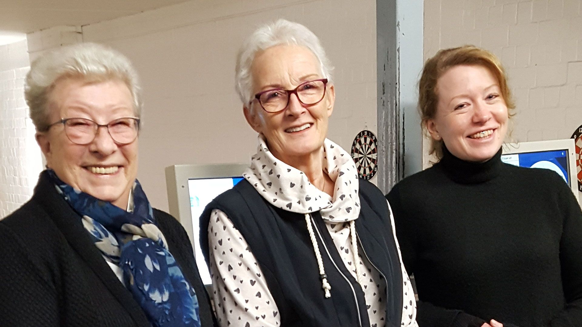 Die drei Hausbrucher Schützinnen Ursula Ahlt (von links), Sylvia Isack und Anouschka Ahlt sind an jedem Wettkampftag im Schießstand, um einen reibungslosen Ablauf zu garantieren. | Foto: HHF