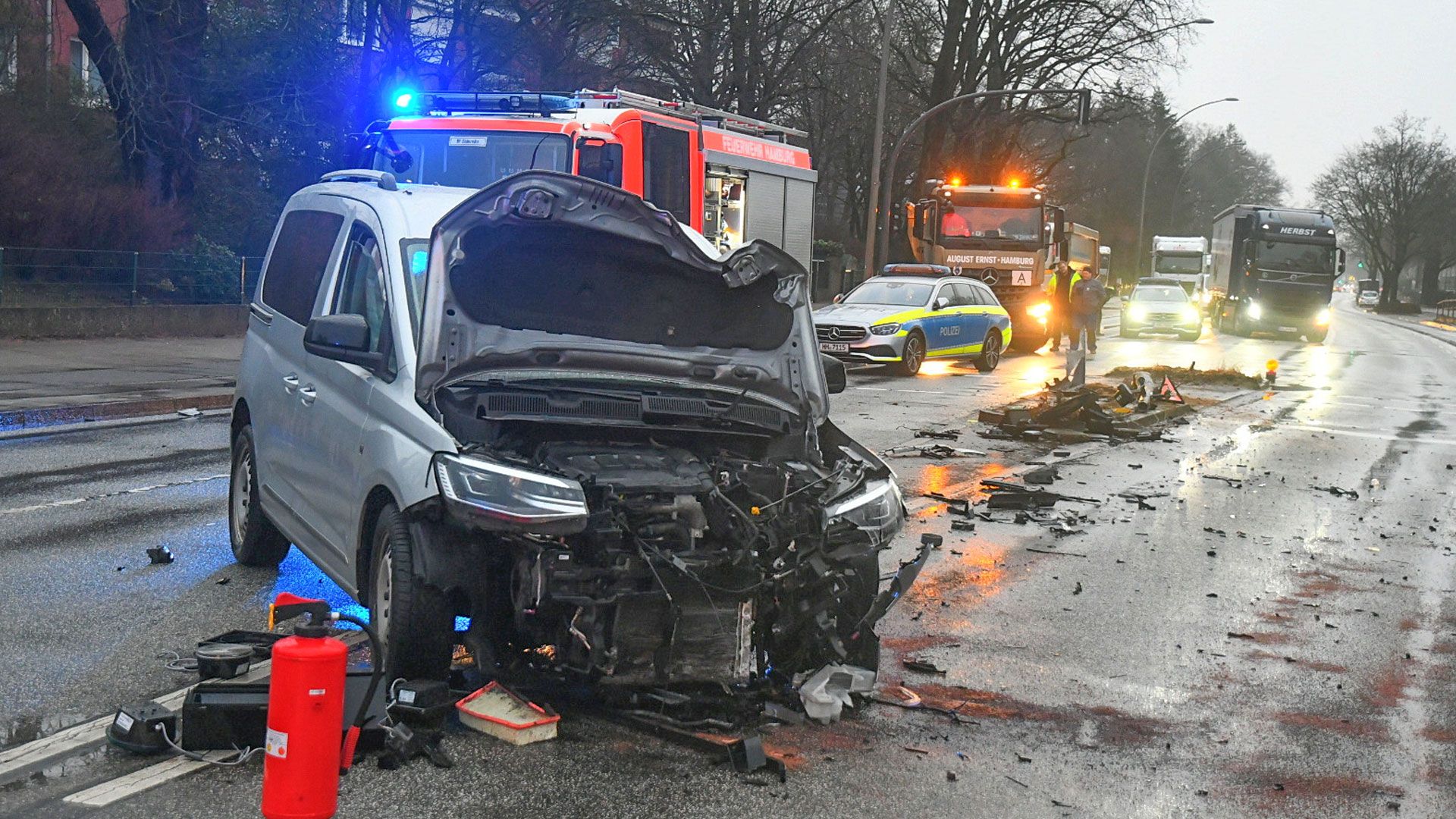 Der PKW bretterte über eine Mittelinsel und legte die Verkehrsampel um. | Foto: HamburgNews