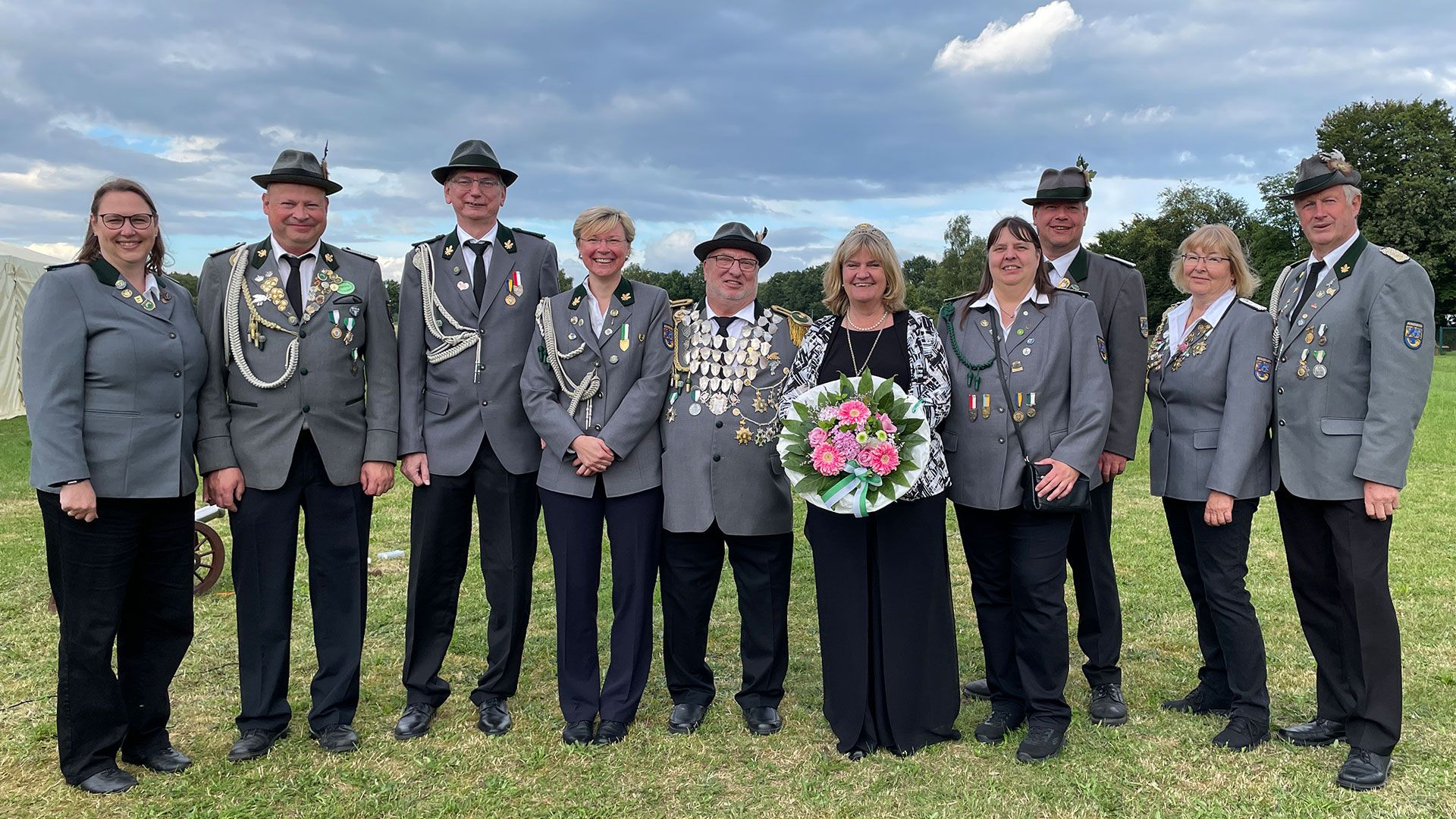 Die Schierhorner Königscrew: Adjutant Carsten (von links) und Katrin Henk, Adjutant Dieter und Mandy Best, das Königspaar Michael und Petra Theißen, Adjutant Nils und Katja Pralow sowie Adjutant Ralf und Sabine Gehrigk. | Foto: SV Schierhorn