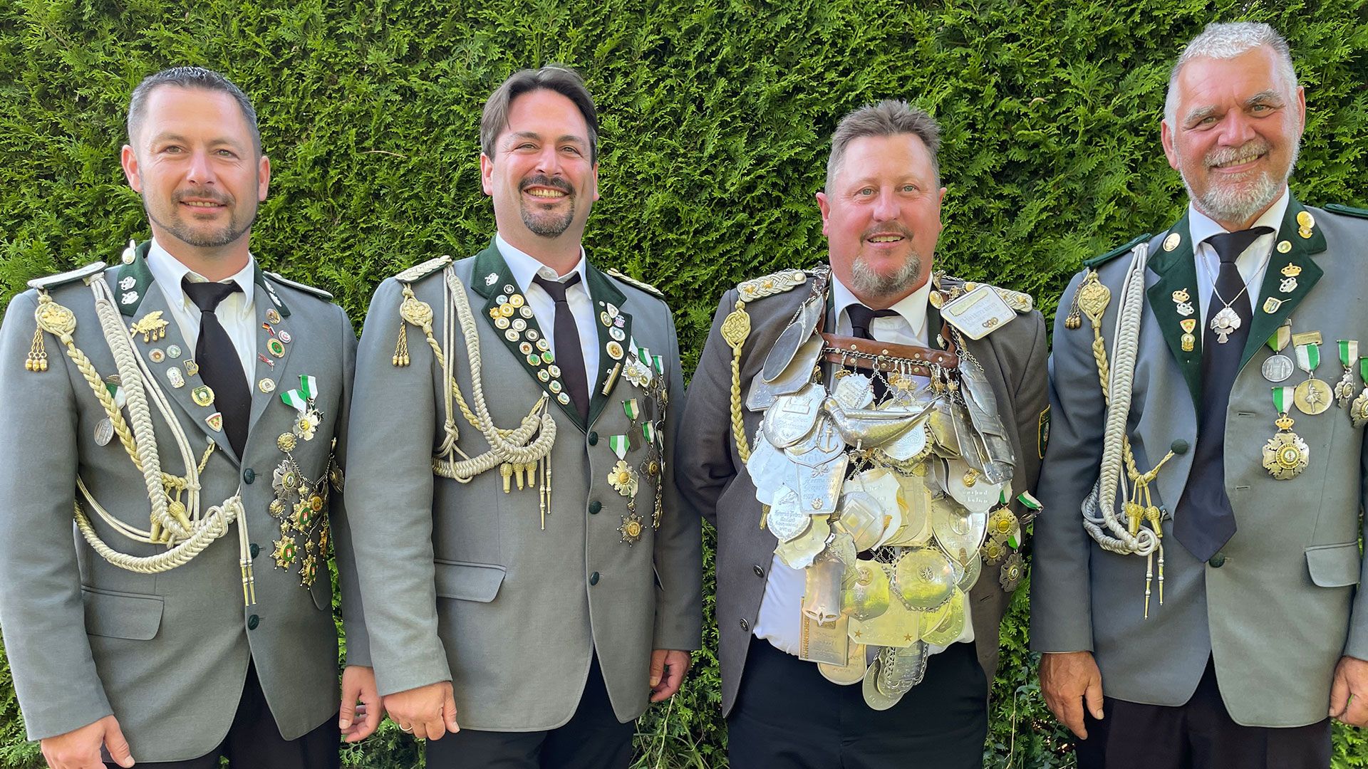 Freuen sich auf das kommende Königsjahr: Arne Dreier, Lars Dreier, König Mirko Bostelmann, Holger Odau (vlnr). | Foto: ein
