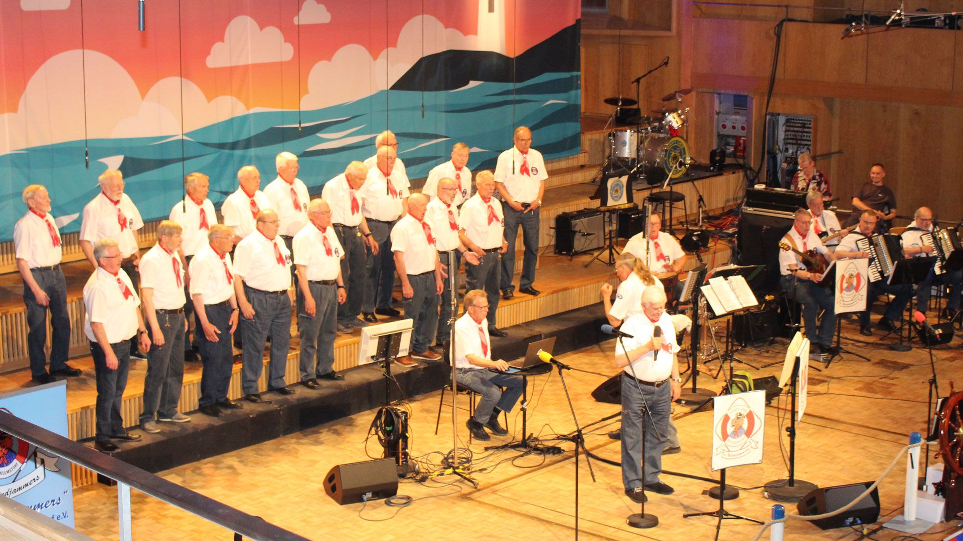 Der veranstaltende Shanty-Chor Neu Wulmstorf „De Windjammers“ (hier bei einem Auftritt im Haus des Rundfunks in Berlin) will das Publikum in der Burg Seevetal mit zwei weiteren Shanty-Chören begeistern. | Foto:ein