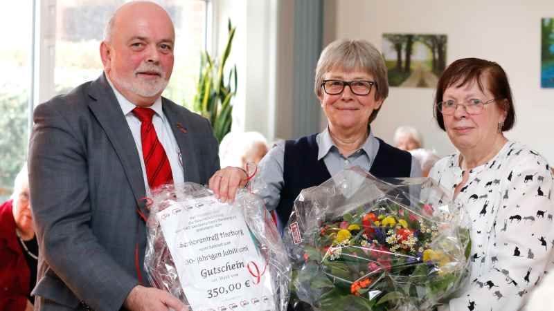 Feiern das 50-jährige Bestehen des Awo-Treffs zusammen mit Gästen: Awo-Kreisvorsitzender Harburg Arend Wiese (von links), die Hamburger Awo-Landesvorsitzende Jutta Blankau und Treff-Leiterin Gabriela Buchholtz. | Foto: ein