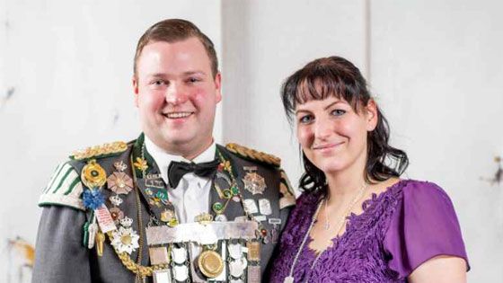 Das Vorjahres-Landeskönigspaar Mady Haberland von der Wandsbeker Schützengilde und René Kochanski vom Hollenstedter Schützenverein. | Foto: ein