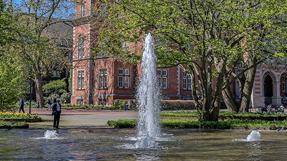 Ein Frühlingsbote: Die Fontäne des Harburger Rathausbrunnen sprudelt wieder. | Foto: Niels Kreller