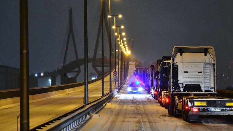 20 LKW steckten auf jeder Seite der Köhlbrandbrücke fest. | Foto: HamburgNews