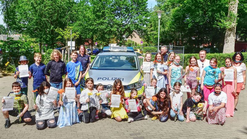 Ausgezeichnet von der Polizei: Schülerinnen und Schüler vor der Schule Scheeßeler Kehre. | Foto: Norbert Gettschat / DRK Harburg