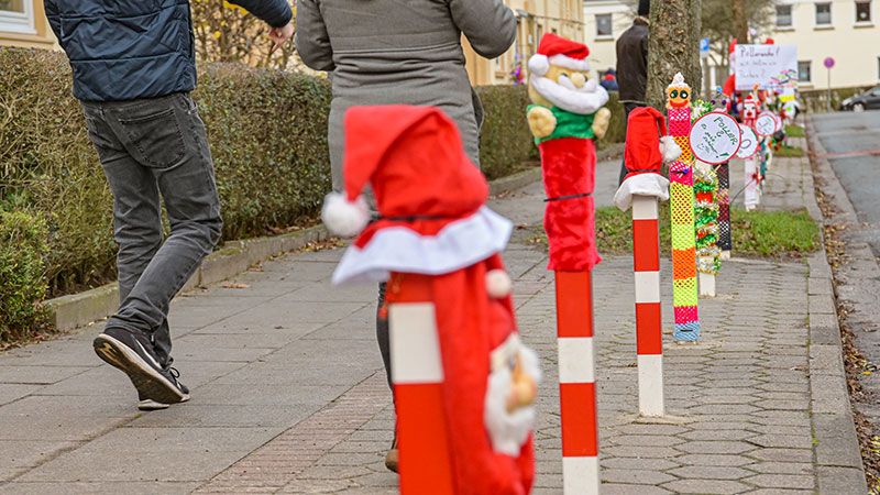 Einen kreativen Protest setzten die Anwohner der Zimmermannstraße am 4. Advent ein Zeichen gegen die Poller. | Foto: Niels Kreller