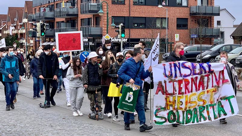 Am Samstag demonstrierten rund 150 Menschen in Neu Wulmstorf gegen Rassismus. | Foto: Uwe Gast
