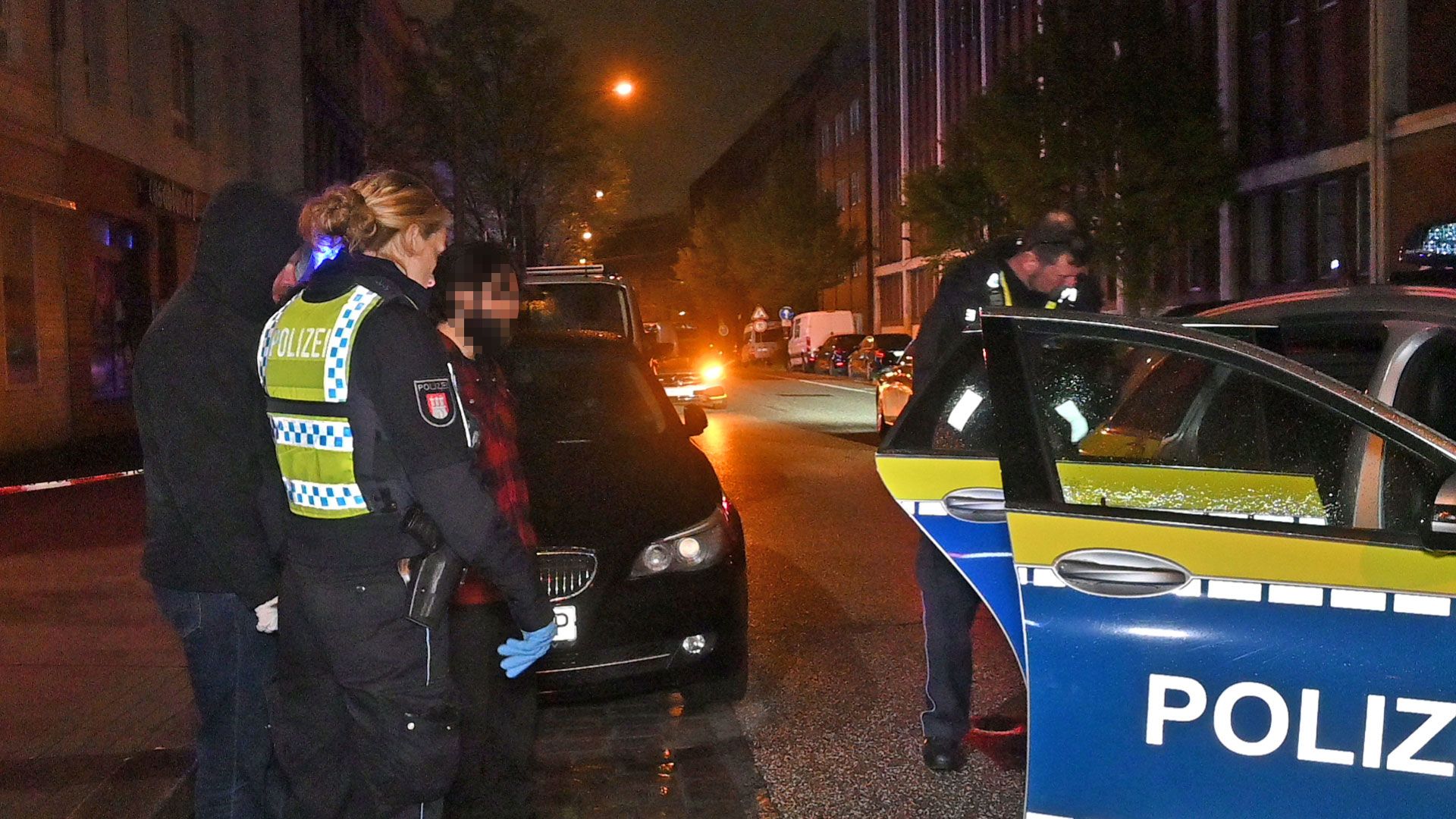Der mutmaßliche Haupttäter wird von der Polizei in Handschellen abgeführt. | Foto: HamburgNews