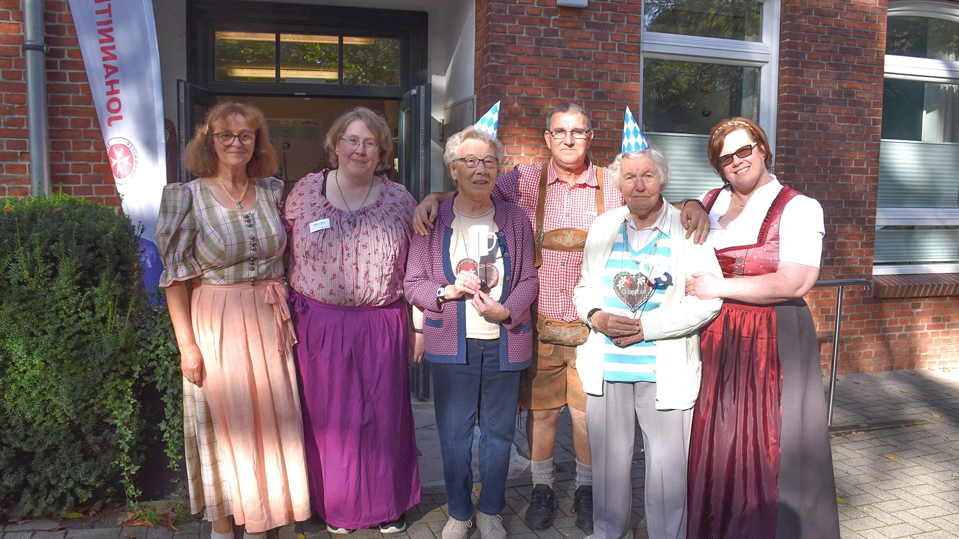 Oktoberfest in der Johanniter-Tagespflege Marmstorf: Karin Reisener (von links), Verena Jeppe, Else Langenbeck, Martin Bärwolf, Anneliese Schwarz und Einrichtungsleitung Sonja Eikhof. | Foto: Johanniter