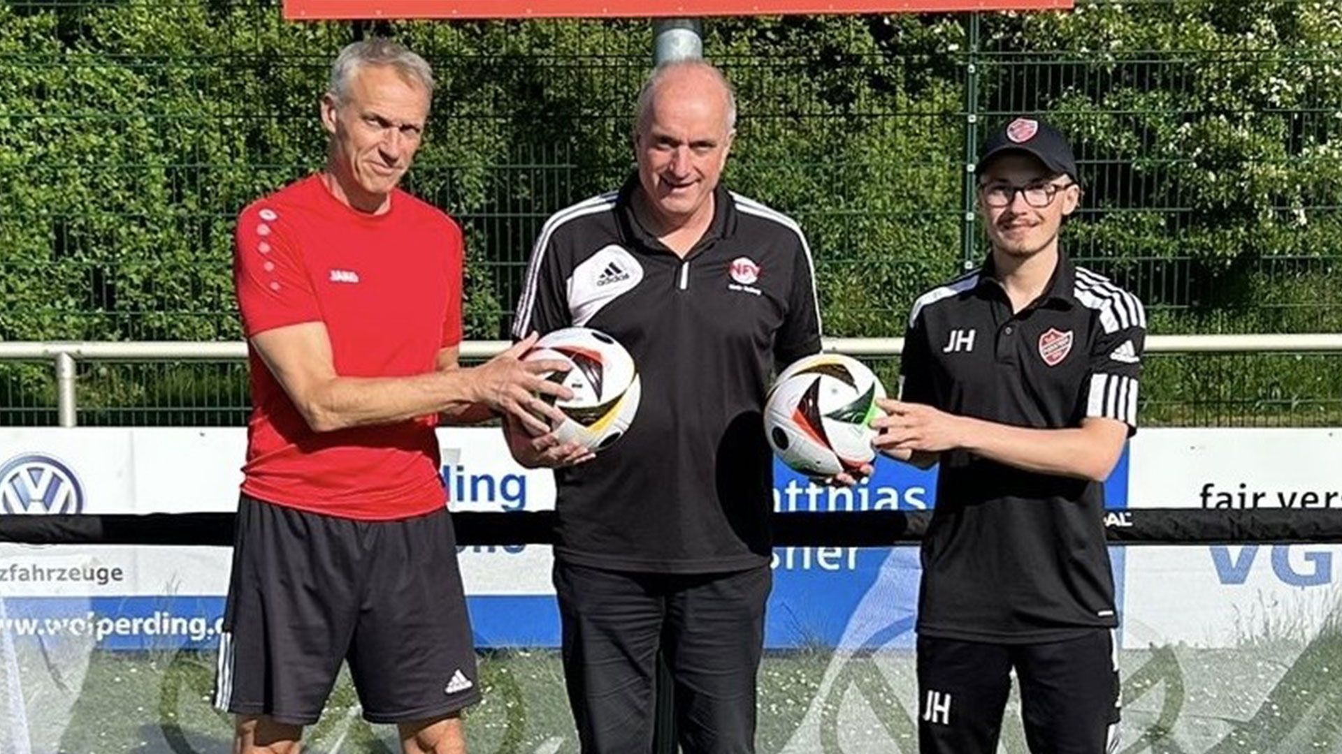 Frank Dohnke vom NFV überreicht die Minitore und Bälle an TuS-Jugendtrainer Frank Lüder (links) und an den stellvertretenden Jugendfußball-Obmann Jesse Heeckt (rechts). | Foto: TuS Fleestedt