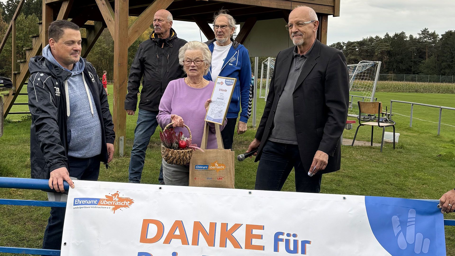 Gute Laune bei der KSB-Aktion "Ehrenamt überrascht" in Tostedt: Thomas Panneck (von links, FSV Tostedt), Detlef Trows, Uwe Rosenow (beide MTV Tostedt), die Geehrte Alma Freitag und Uwe Bahnweg (KSB-Vorsitzender). | Foto: KSB