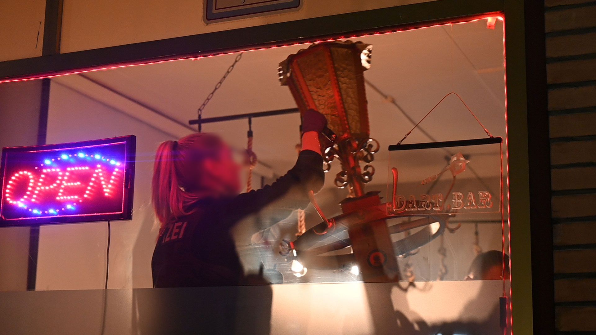 Donnerstagabend wurde in der Bar eine Drogenrazzia durchgeführt. | Foto: Lenthe-Medien