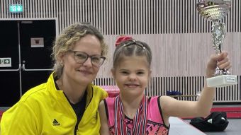Vier Geräte, fünfmal Gold – und eine 13-Jährige, die allen Grund hat, stolz auf sich zu sein. Amelie Janßen, nhier mit Mutter Carolin. . Foto: TSV 08