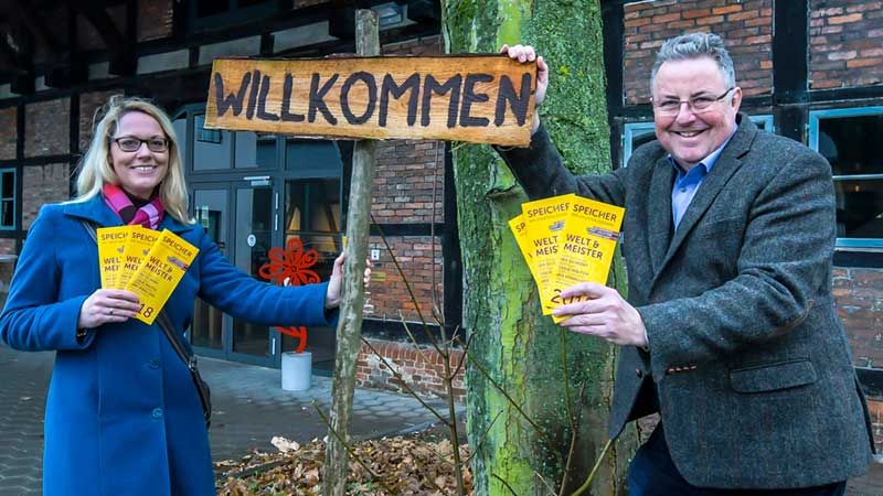 "Willkommen" - Dr. Nadine Ober-Heilig und Henry C. Brinker freuen sich auf die neue Spielzeit. | Foto: Niels Kreller