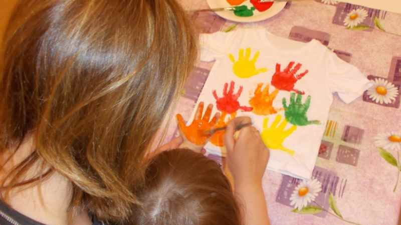 Hands up, baby, hands up! Die Kinder der DRK-Kita Harburger Berge gestalten ihre Verkleidung für die Zirkusvorstellung beim Sommerfest in Eißendorf. | Fotocredit: DKR-Kreisverband Hamburg-Harburg e.V.