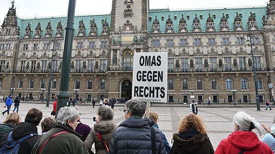Um kurz vor drei stand die Menschenkette gegen rechts der "Omas gegen Rechts" rund um das Hamburger Rathaus. | Foto: Niels Kreller