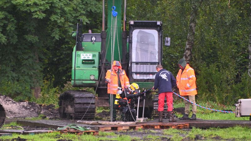 Mit Tauchern musste der Kampfmittelräumdienst die amerikanische 1.000 Pfund-Fliegerbeombe untersuchen. | Foto: HamburgNews