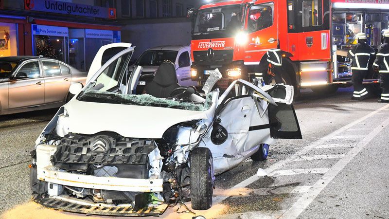 Die Feuerwehr musste das Dach des Citroën aufschneiden um die Verletzten zu bergen. | Foto: HamburgNews