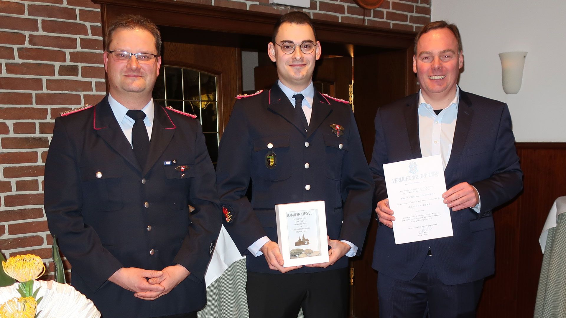 Ortsbrandmeister von Pattensen Stefan Heick (links) und Bürgermeister André Wiese (rechts) freuen sich zusammen mit Florian Grundmann (Mitte). | Foto: ein